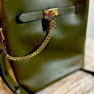 Michael Kors Bucket Bag Olive Green with Gold chain like new